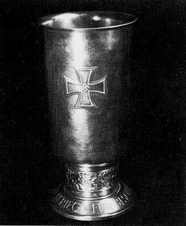 Datei:Ehrenpokal der Luftwaffe.jpg